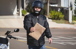 Motoboy para entrega de documentos
